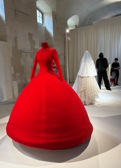 Экспозиция выставки Balenciaga by Demna в Париже