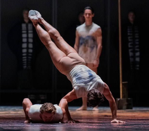 Сцена из постановки «Родословная Иокасты» хореографа Уэйна Макгрегора