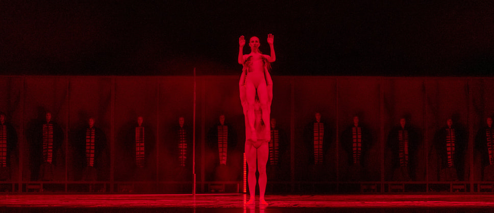 Сцена из постановки «Родословная Иокасты» хореографа Уэйна Макгрегора