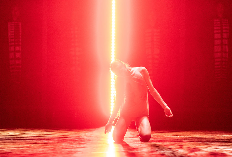 Сцена из постановки «Родословная Иокасты» хореографа Уэйна Макгрегора