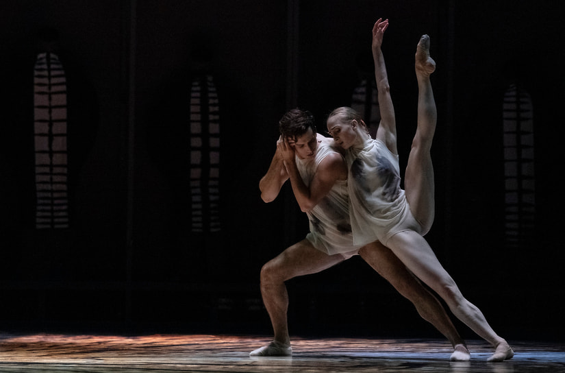 Сцена из постановки «Родословная Иокасты» хореографа Уэйна Макгрегора