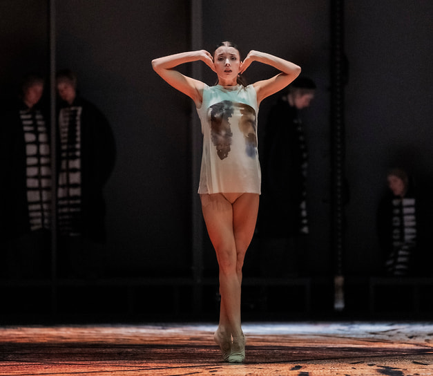 Сцена из постановки «Родословная Иокасты» хореографа Уэйна Макгрегора