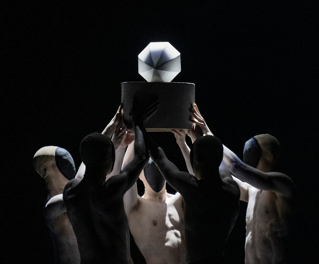 Сцена из постановки «Родословная Иокасты» хореографа Уэйна Макгрегора