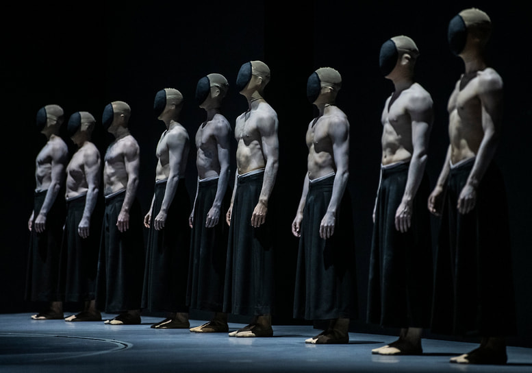 Сцена из постановки «Родословная Иокасты» хореографа Уэйна Макгрегора