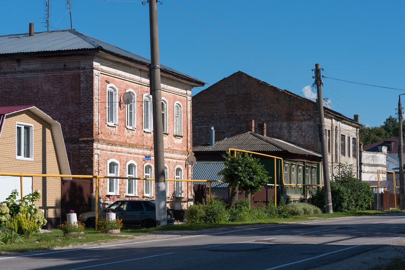 На Калужской улице сосредоточена значительная часть исторической застройки: бывшие купеческие дома, здания, относящиеся к XVIII–XIX векам