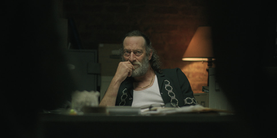 Кадр из сериала «Черный кролик», режиссеры Джейсон Бейтман, Джастин Курзель и другие, 2025