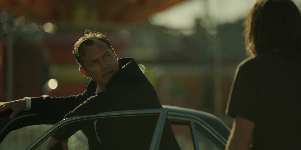 Кадр из сериала «Черный кролик», режиссеры Джейсон Бейтман, Джастин Курзель и другие, 2025