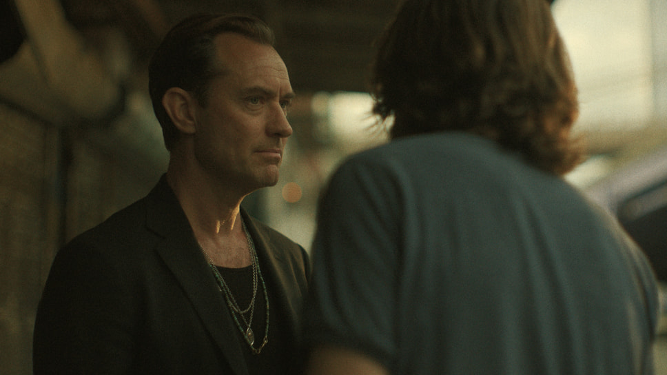 Кадр из сериала «Черный кролик», режиссеры Джейсон Бейтман, Джастин Курзель и другие, 2025