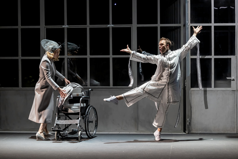 Сцена из спектакля «4 дня в 25 кадре», режиссер Евгений Каменькович